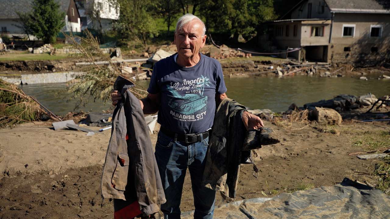 Po povodni mi zbyly jen tenisky, montérky a blůza. Zpověď seniora z Mikulovic, kterému velká voda sebrala dům